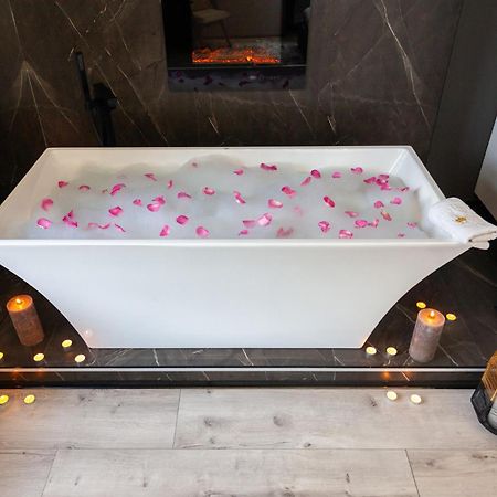 Royal Romantic Apartment With Bathtub Lviv Exterior foto
