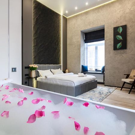 Royal Romantic Apartment With Bathtub Lviv Exterior foto