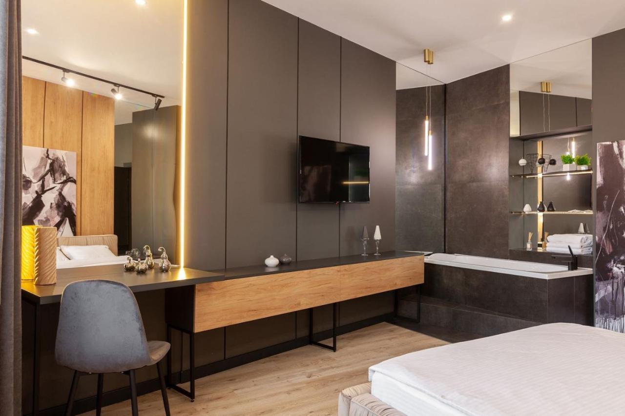 Royal Romantic Apartment With Bathtub Lviv Exterior foto