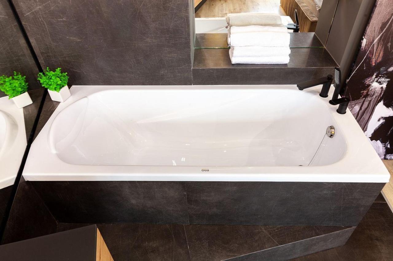 Royal Romantic Apartment With Bathtub Lviv Exterior foto