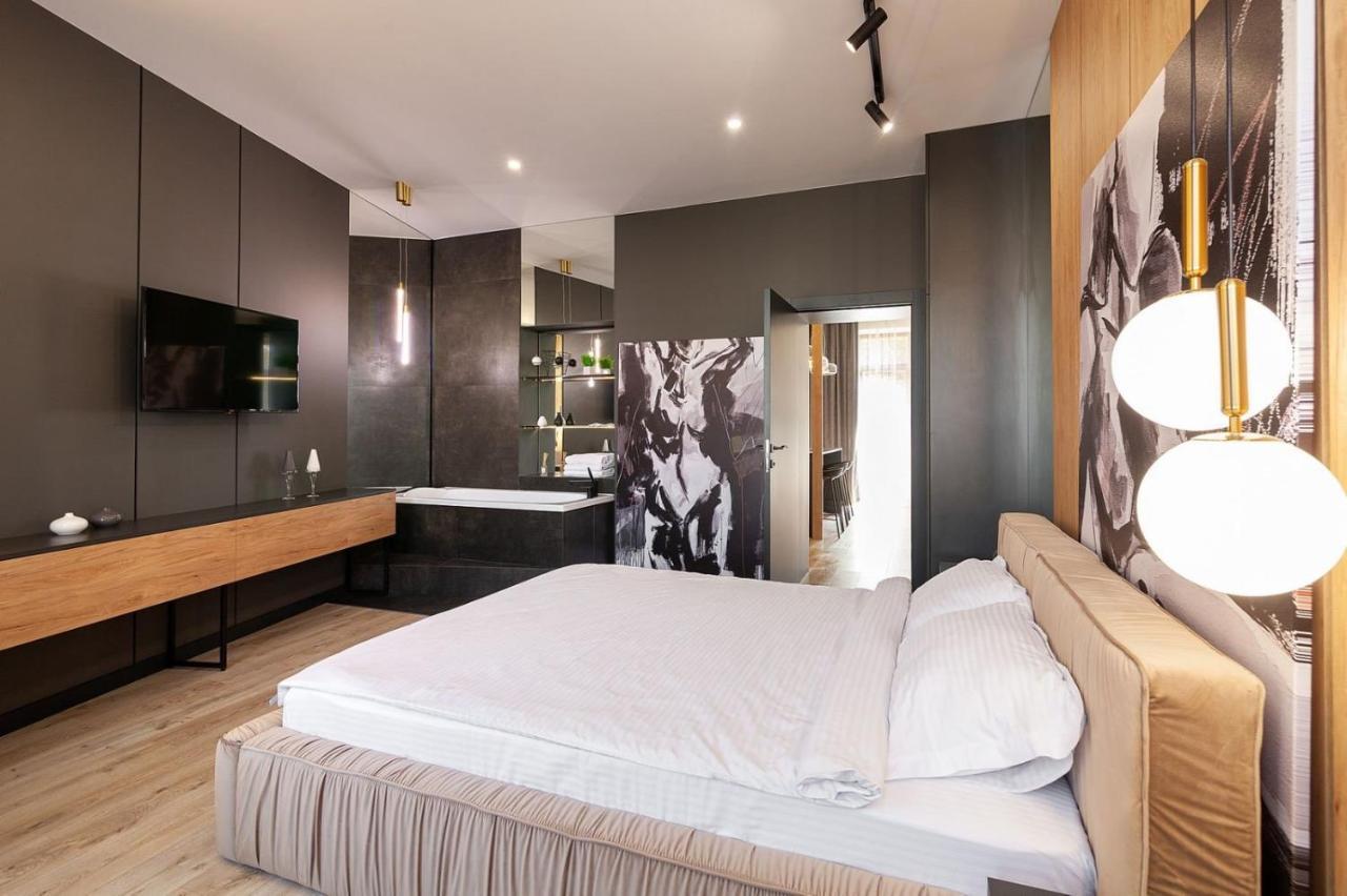 Royal Romantic Apartment With Bathtub Lviv Exterior foto