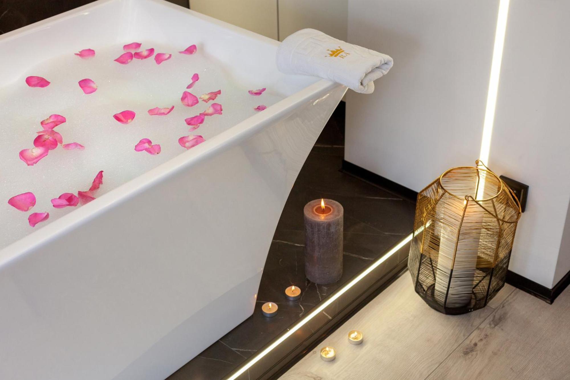 Royal Romantic Apartment With Bathtub Lviv Exterior foto