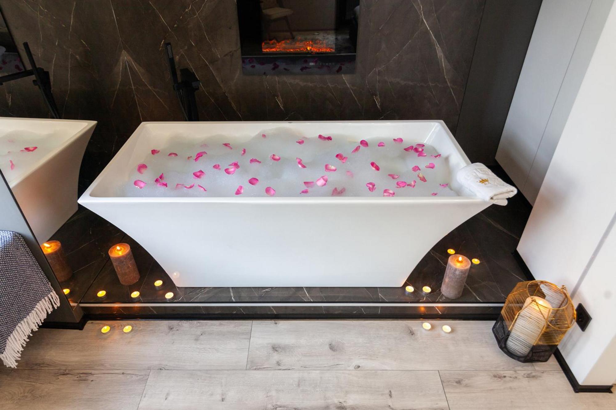 Royal Romantic Apartment With Bathtub Lviv Exterior foto