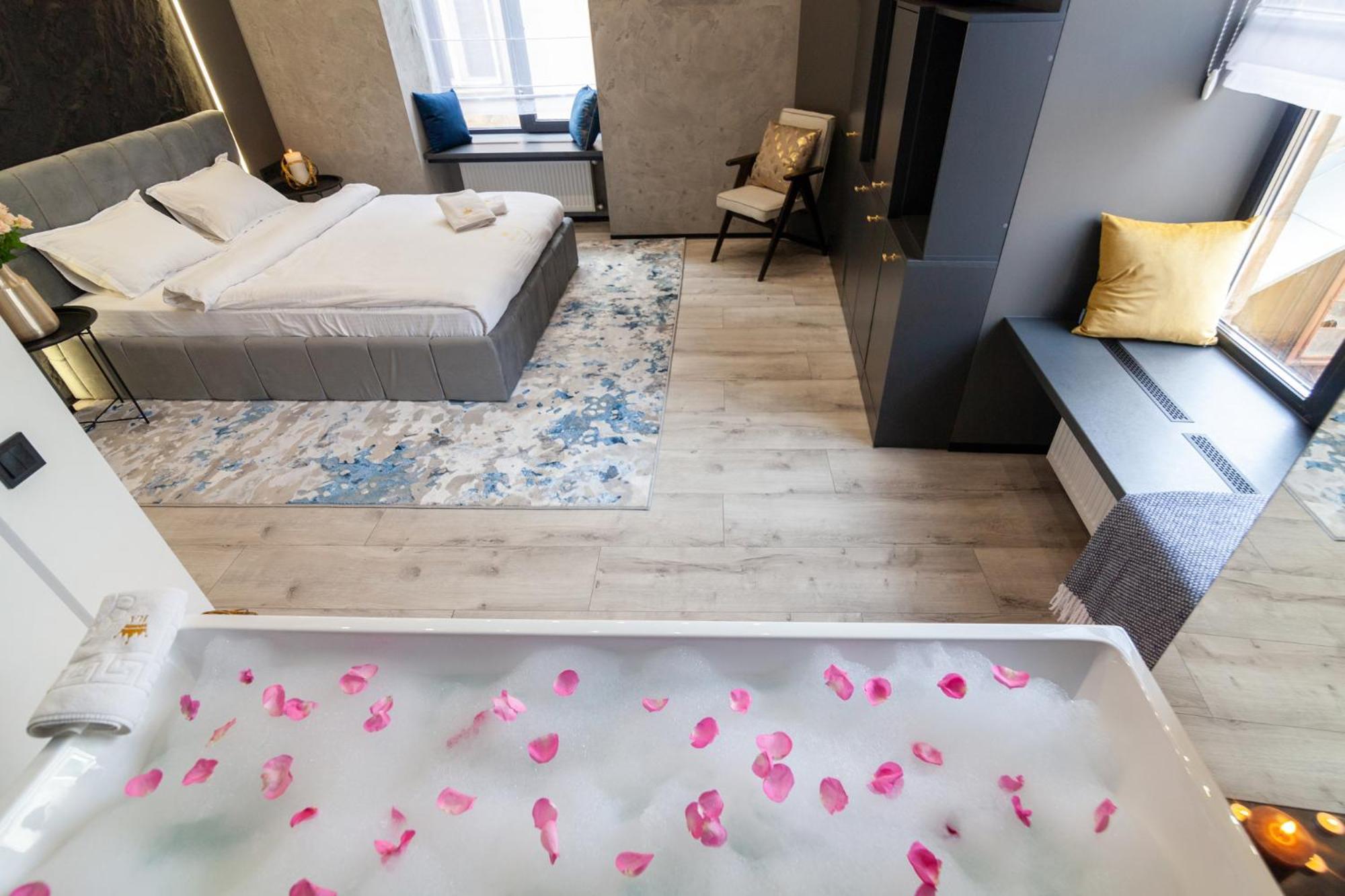 Royal Romantic Apartment With Bathtub Lviv Exterior foto