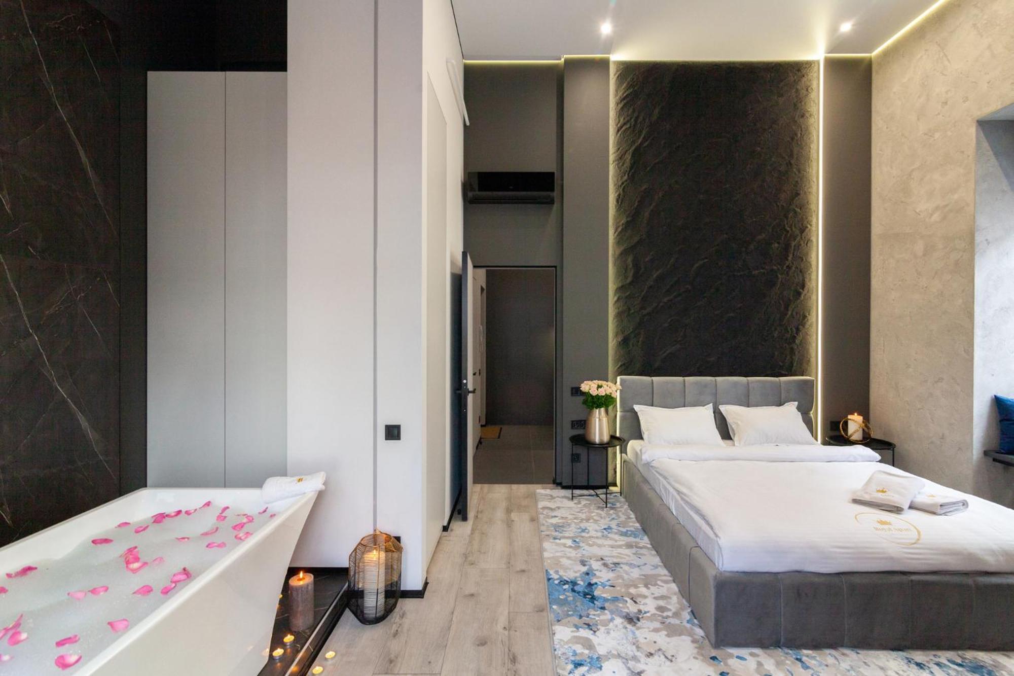 Royal Romantic Apartment With Bathtub Lviv Exterior foto