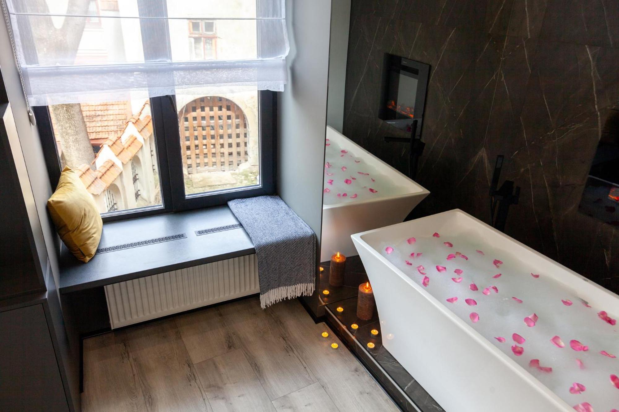 Royal Romantic Apartment With Bathtub Lviv Exterior foto