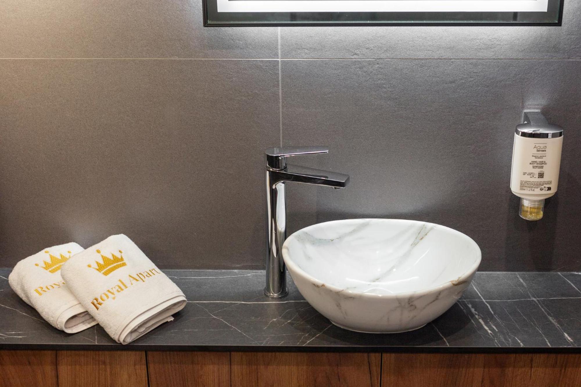 Royal Romantic Apartment With Bathtub Lviv Exterior foto