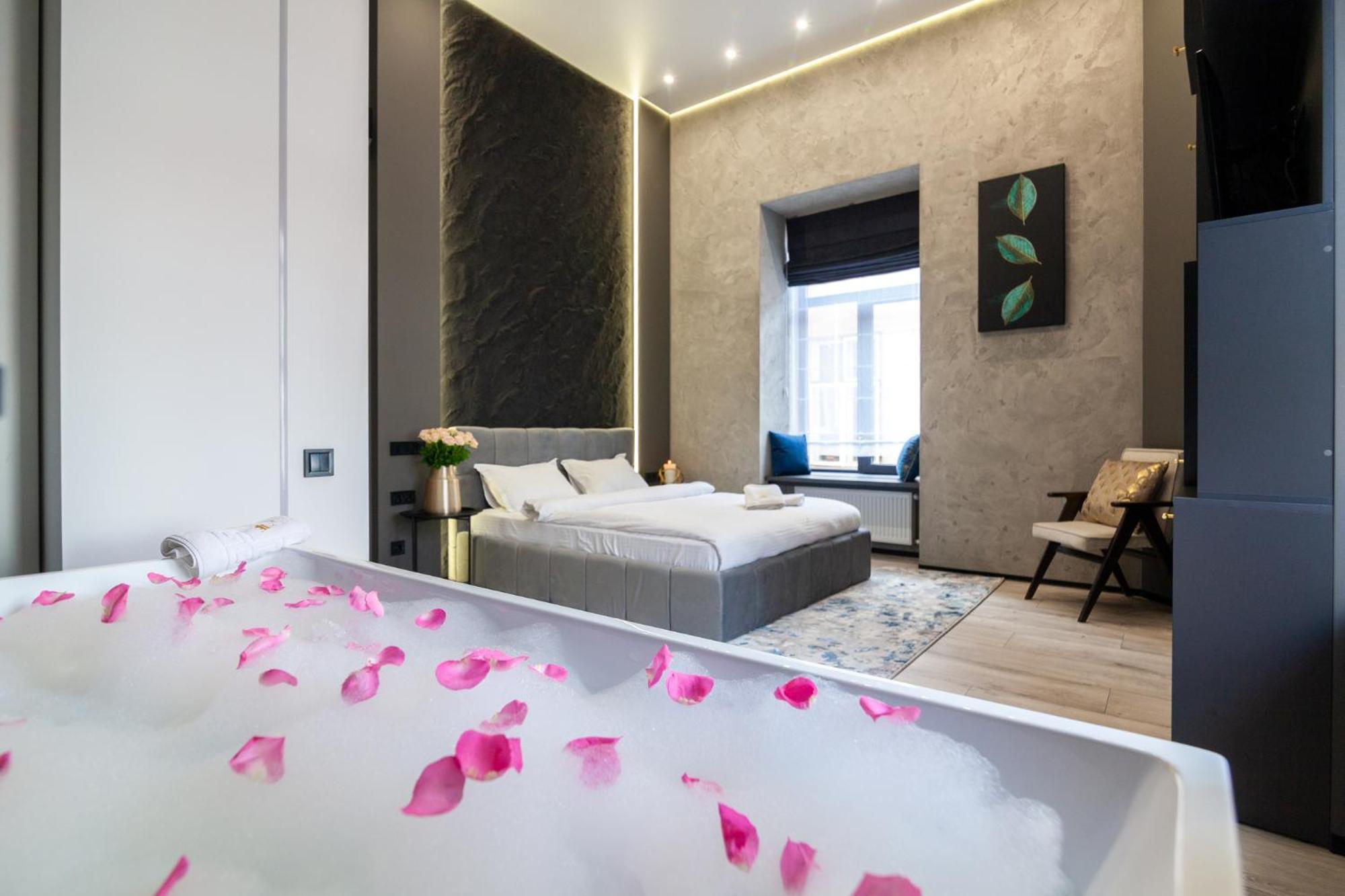 Royal Romantic Apartment With Bathtub Lviv Exterior foto